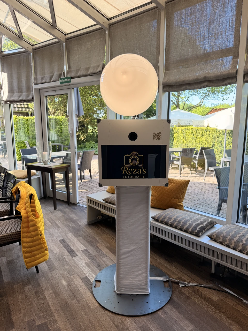 Die komplette Fotobox mit Standfuß in einer hellen Veranstaltungslocation